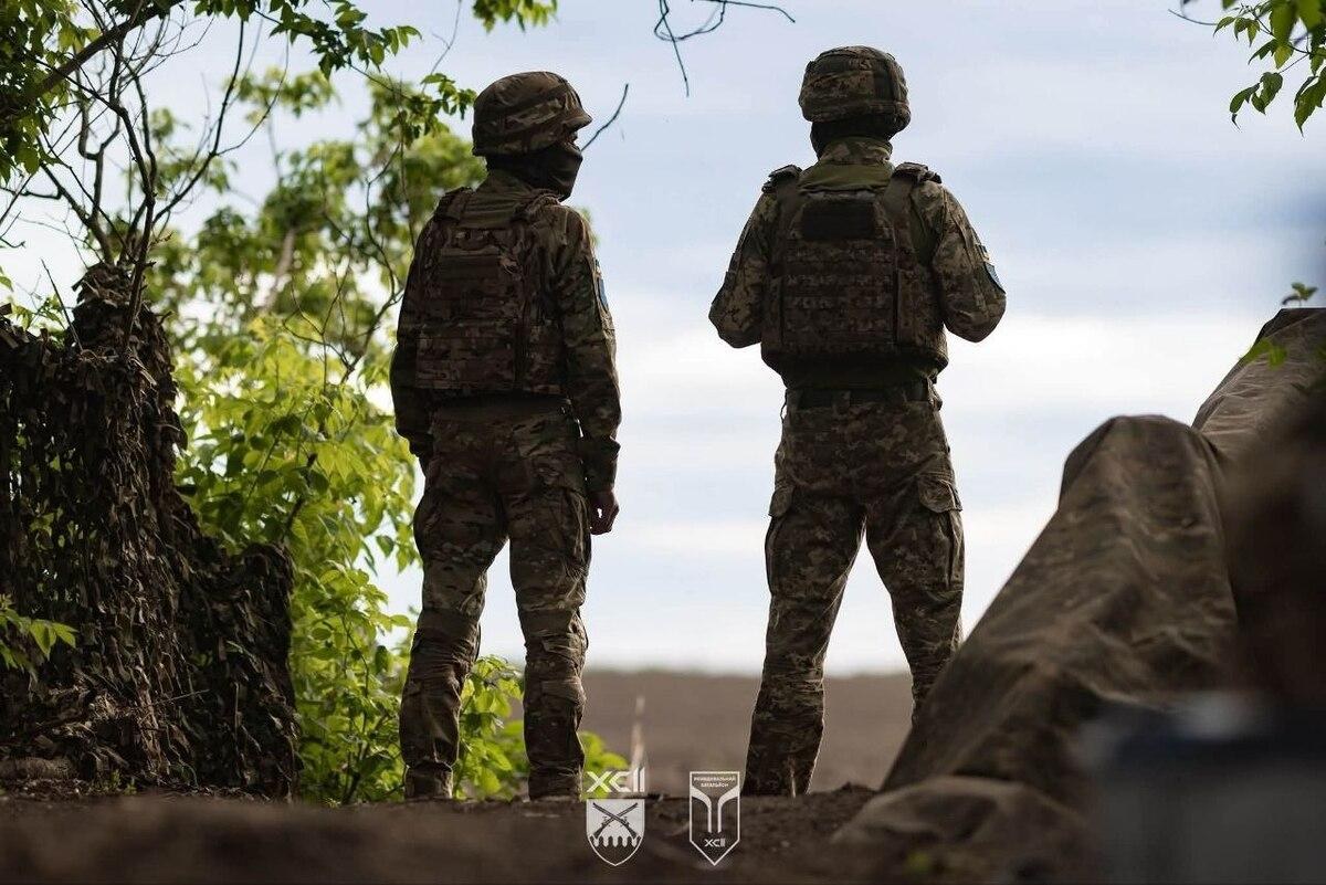Промисловий інтер'єр секретного заводу Helsing та макет ударного безпілотника HX-2