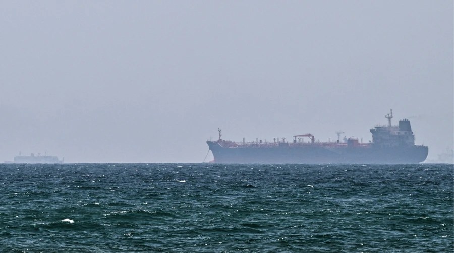 Пошкоджені нафтові танкери Mombasa та Al Bahiyah після ракетного удару в Ормузькій протоці