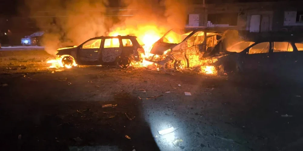 Рятувальники ліквідовують пожежу після ракетного удару по Києву