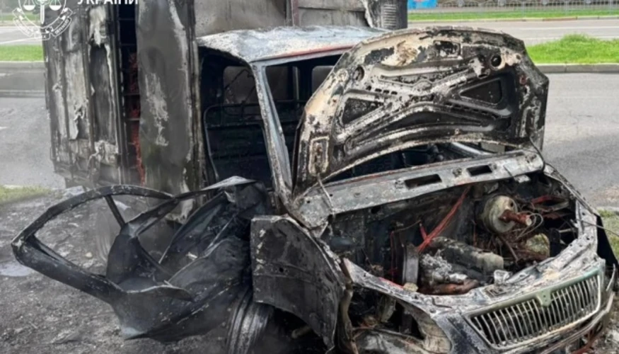 Наслідки удару FPV-дроном по автомобілю хлібокомбінату в Харкові