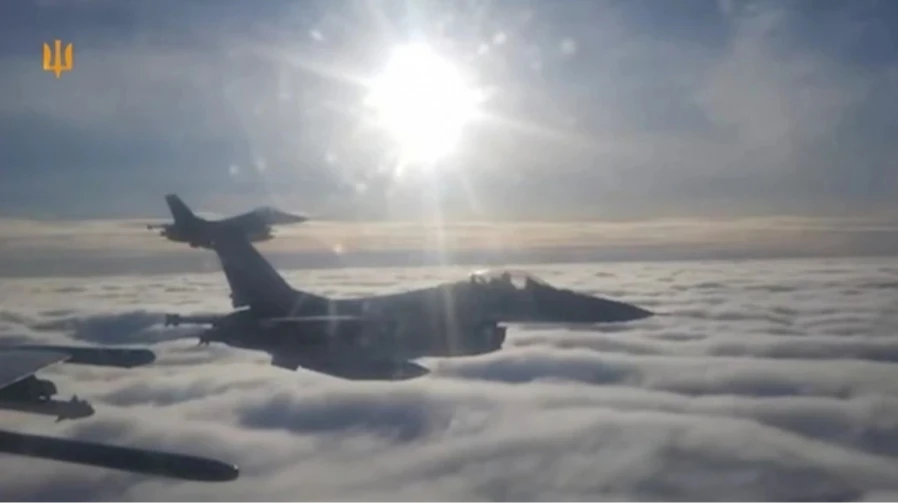 Винищувач F-16 у польоті (ілюстративне фото)