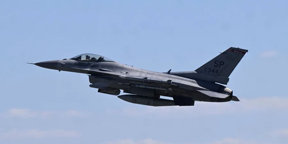 Винищувач F-16 Військово-повітряних сил Румунії в повітрі