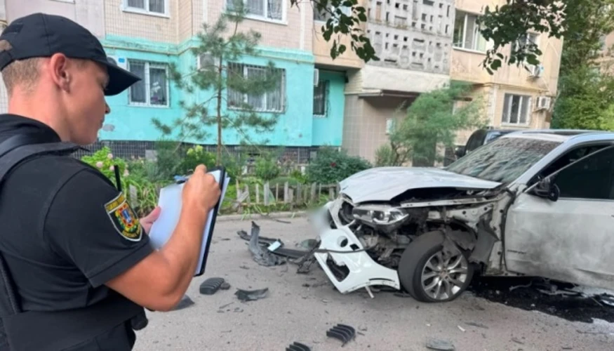 Пошкоджений кросовер після вибуху у дворі багатоповерхівки на вулиці Семена Палія в Одесі.