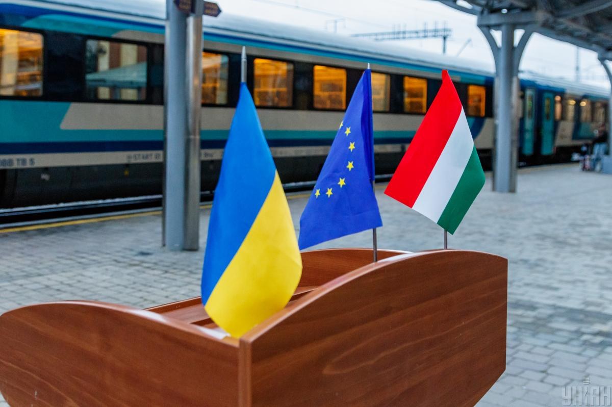 Прапори України, Євросоюзу та Угорщини