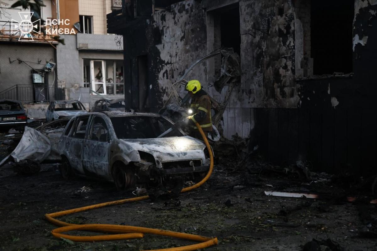 Наслідки удару по Києву 19 липня: пожежі та пошкодження будівель у Шевченківському районі, світлини ДСНС.