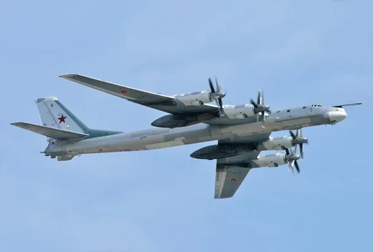 Супутниковий знімок аеродрому «Енгельс-2» з ураженим бомбардувальником Ту-95 без хвостової частини