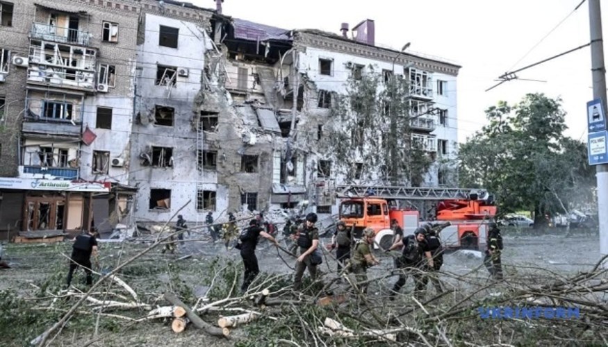 Наслідки удару по житловому кварталу Запоріжжя: зруйновані поверхи п'ятиповерхового будинку, пошкоджена дев'ятиповерхівка