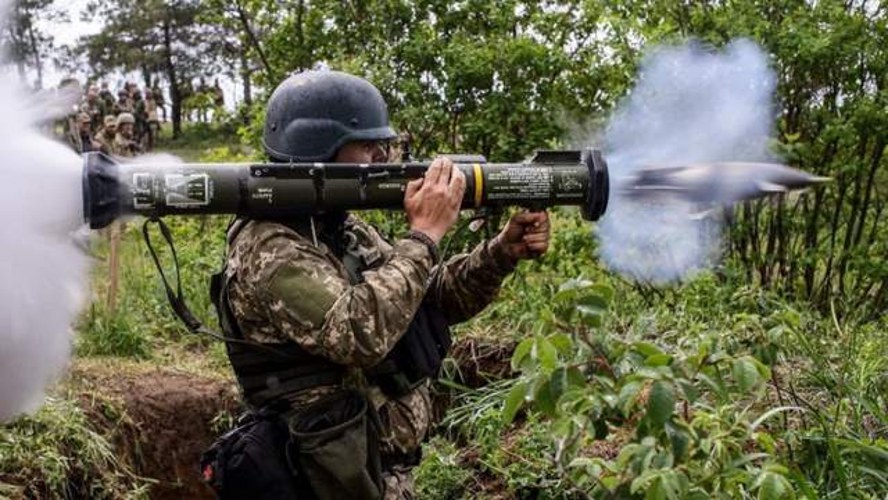 Ілюстративне фото гранатометів ЗСУ на тлі логотипа «Українська бронетехніка»