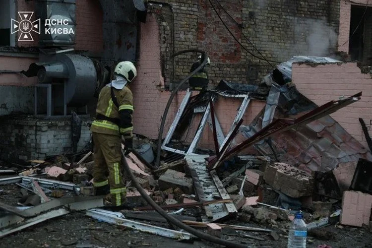 Наслідки удару в Києві: пожежі в житлових і нежитлових будівлях, пошкоджені автомобілі та вирва у сквері