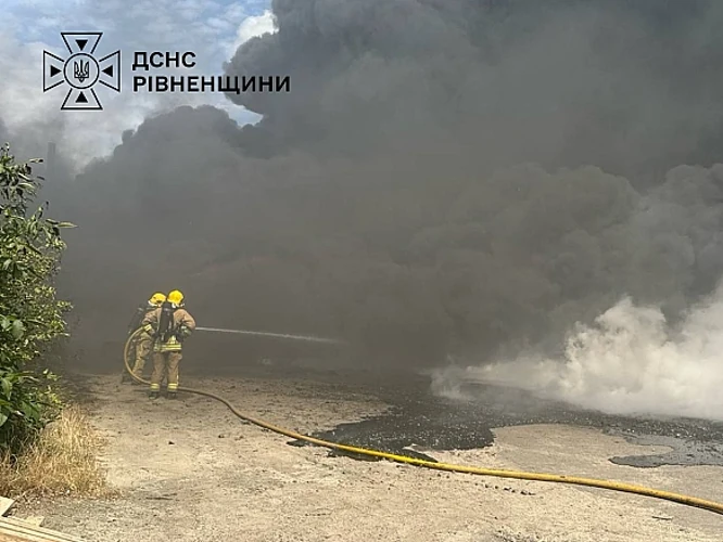 Дим над селом Варковичі під час пожежі на заводі пінопласту
