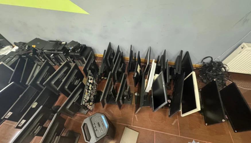 Вилучені під час спецоперації комп'ютери, телефони, SIM-картки, готівка та елітні автомобілі з ліквідованих шахрайських