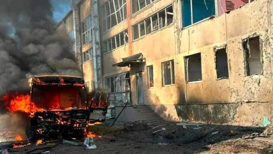 Згорілий шкільний автобус і пошкоджена будівля ліцею в Миколаєві після удару 2 серпня