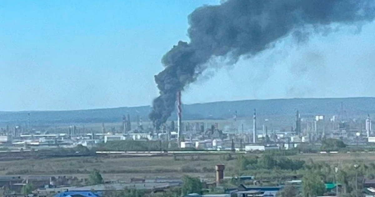 Дим над НПЗ «Лукойл-Пермнефтеоргсинтез» у Пермі після атаки безпілотників 21 серпня