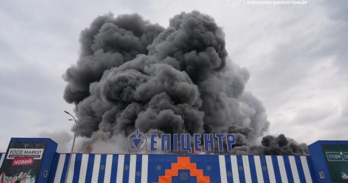 Пошкоджена будівля торговельного центру «Епіцентр» у Запоріжжі після російського удару 28 серпня 2026 року
