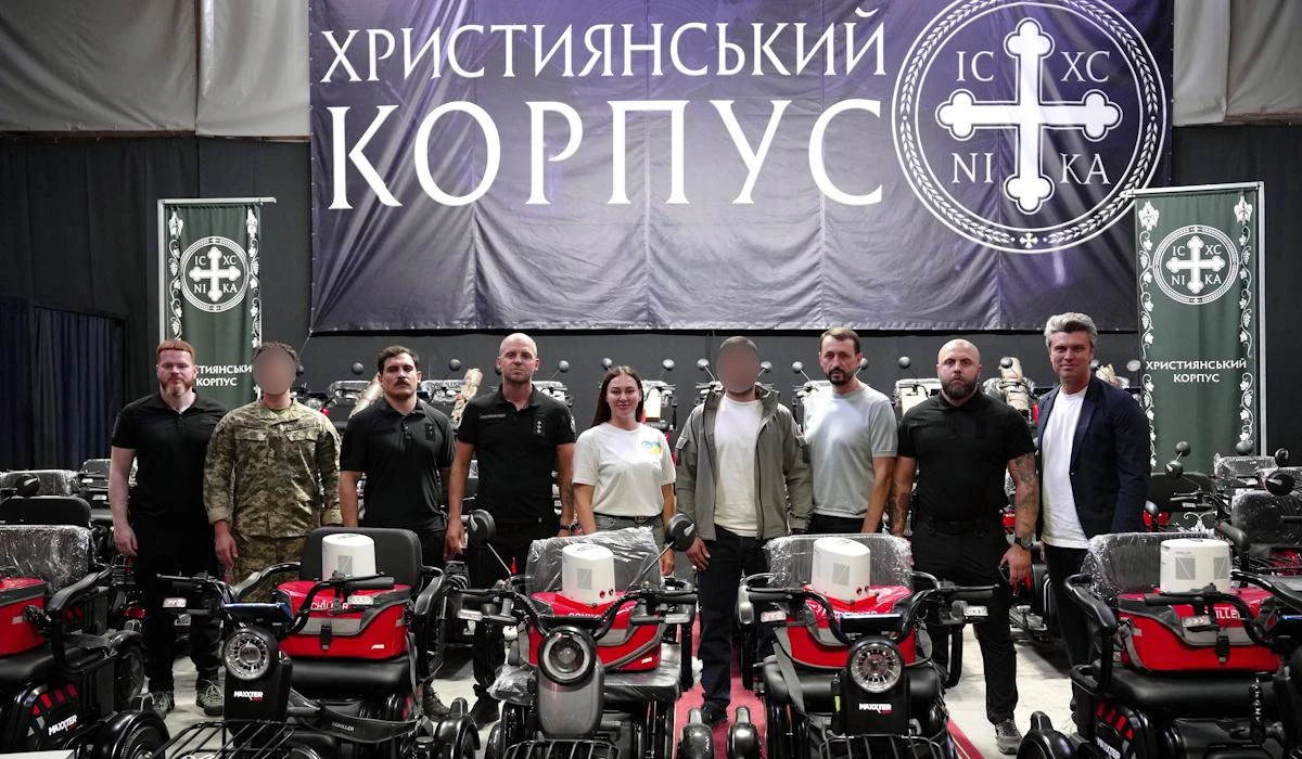 Валерій Дубіль та команда Благодійного фонду молодіжної ініціативи «Надія» під час передачі допомоги військовим на передовій