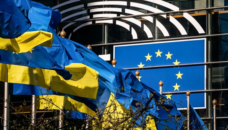 Логотип ЄС на тлі українських дронів та ракет