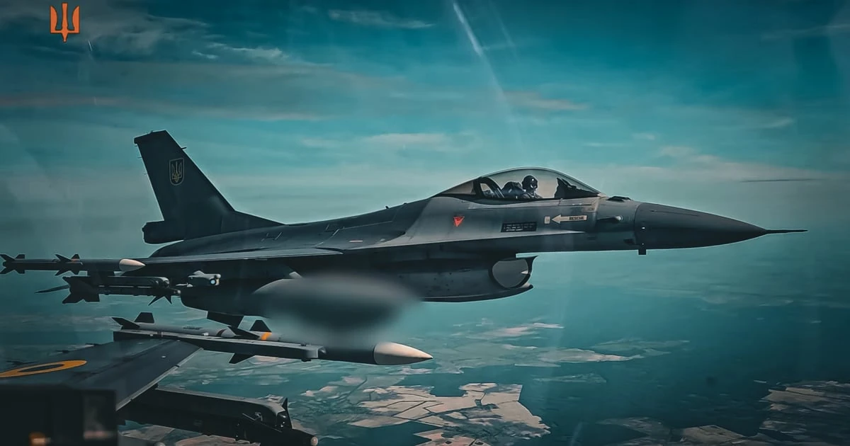 Український винищувач F-16 у небі, фото Повітряних сил ЗСУ