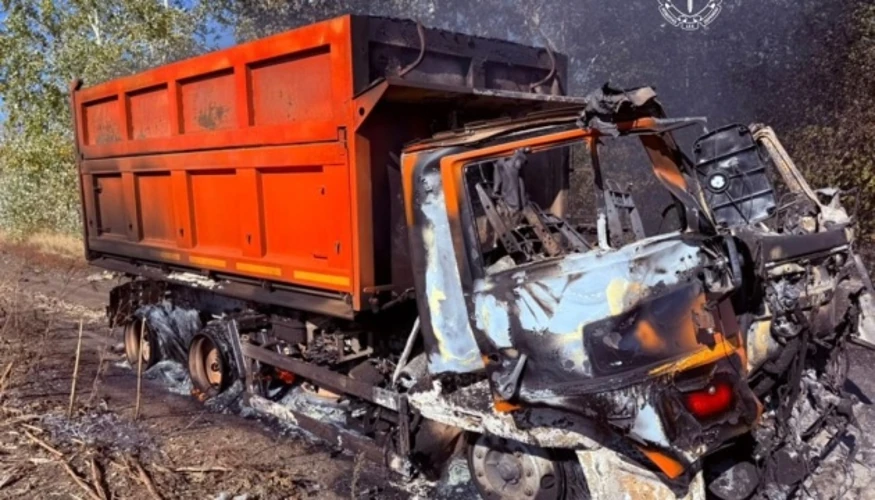 Вантажний автомобіль сільськогосподарського підприємства після влучання БпЛА типу «Молнія» (фото прокуратури)