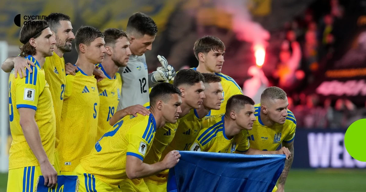 Віталій Миколенко — футболіст у формі клубу «Евертон» (Ліверпуль)