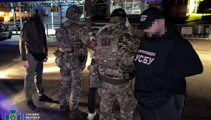Співробітники СБУ вилучають вибуховий пристрій на рівненському автовокзалі після затримання агента РФ